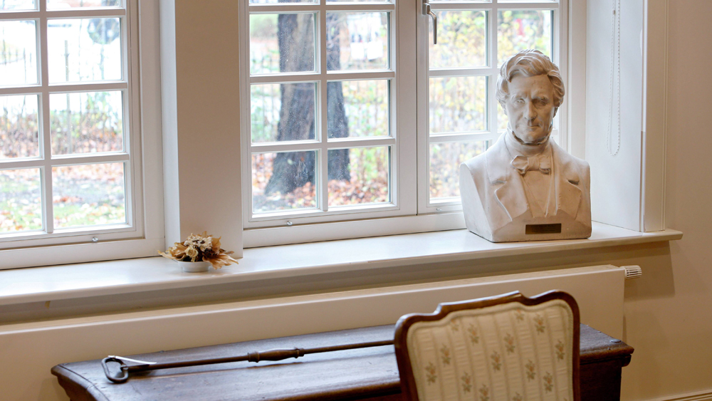 Rauhe Haus in Hamburg-Horn mit Büste von Hinrich Wichern