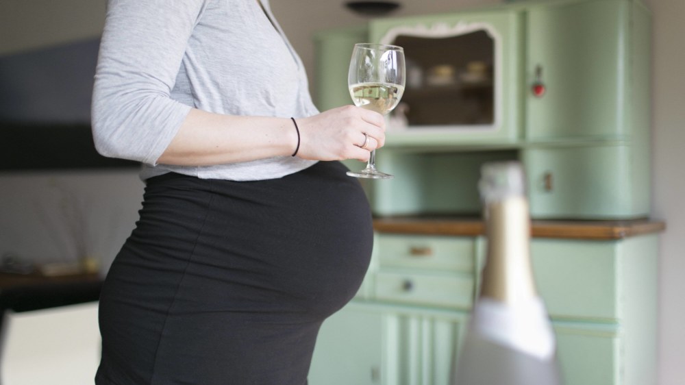 Alkohol gelingt über das Blut der Schwangeren in den Kreislauf des ungeborenen Kindes