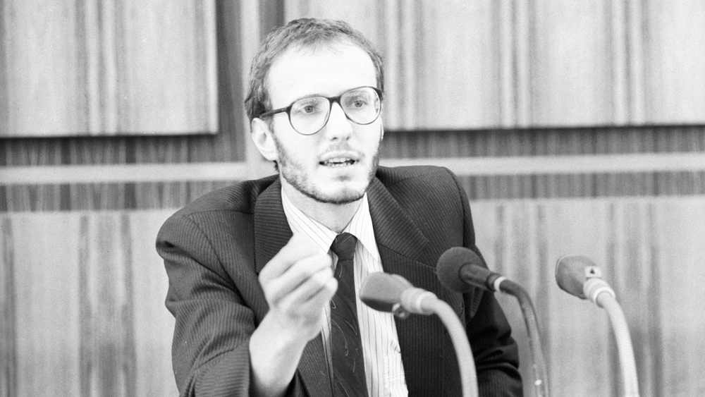 Steffen Reiche bei einer Pressekonferenz 1990 in Bonn