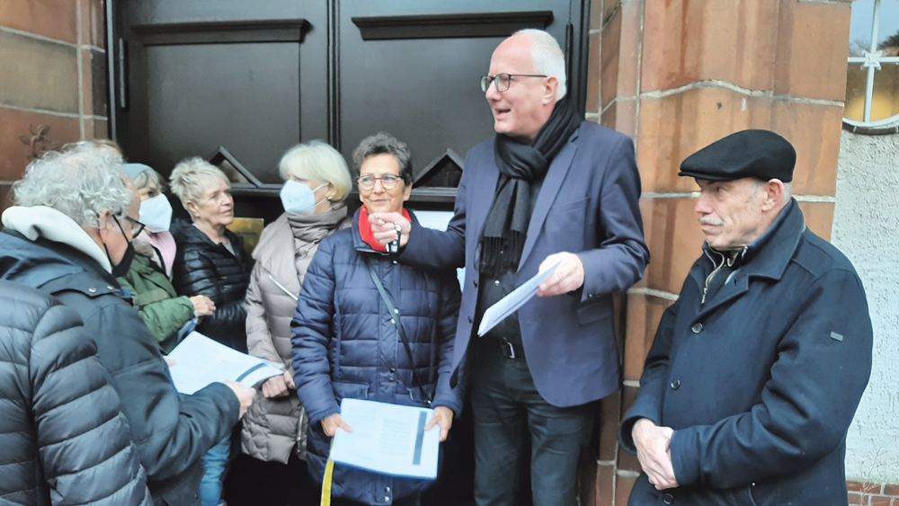 Pfarrer Steffen Reiche mit Gemeindegliedern 