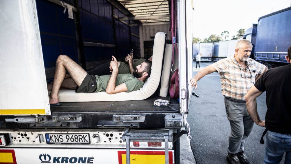 In einem LKW liegen zwei Männer auf einer Matratze