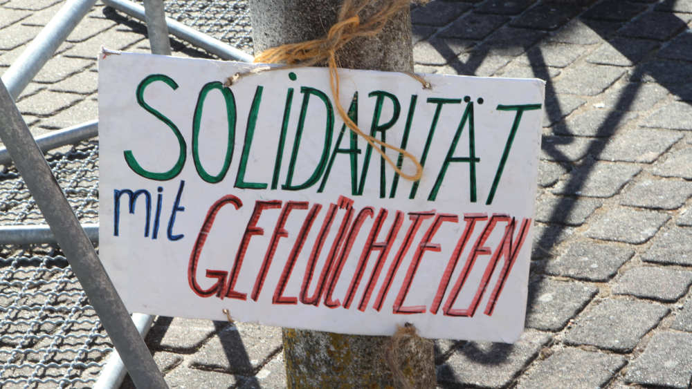 Ein Plakat mit der Aufschrift Solidarität mit Geflüchteten