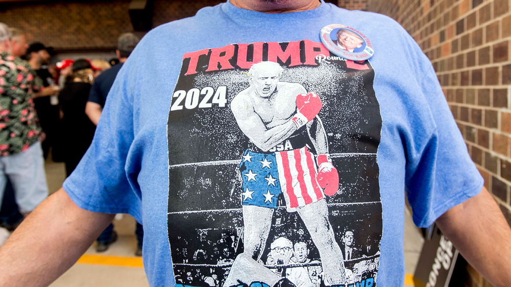 Anhänger von Donald Trump mit T-Shirt-Aufdruck in South Dakota 2023