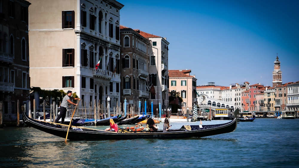 Die Stadt Venedig hat beschlossen, vom kommenden Frühjahr an eine Eintrittsgebühr von fünf Euro für Tagesbesucher der Altstadt zu erheben