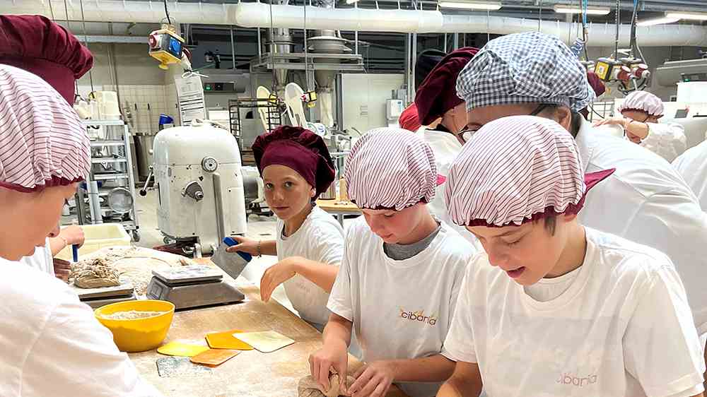 Das tägliche Brot backen diese Konfirmandinnen und Konfirmanden in der Cibaria-Bäckerei in Münster