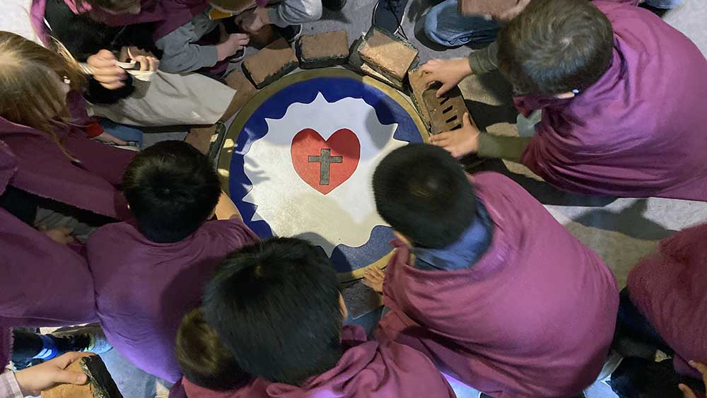 Beim Lutherspiel puzzlen die Kinder die Lutherrose und sprechen über Thesen