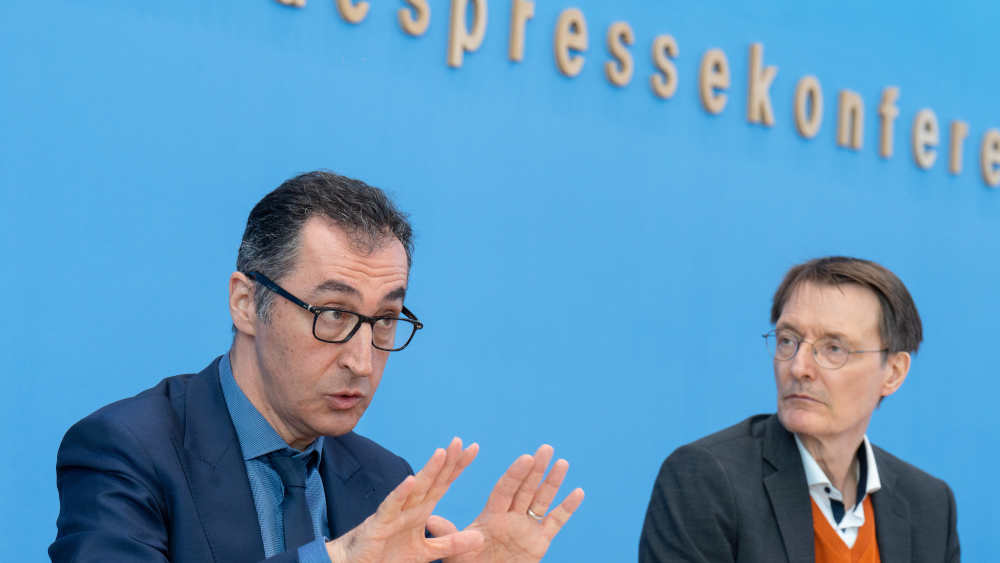 Bundesminister für Gesundheit Lauterbach und Bundesminister für Ernährung und Landwirtschaft Özdemir auf der Bundespressekonferenz zu den Cannabis-Gesetzesplänen der Bundesregierung (23.04.2023)