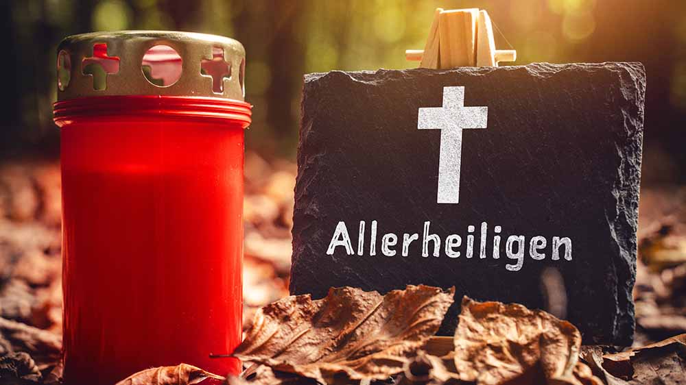 An die Verstorbenen erinnern Katholiken zu Allerheiligen