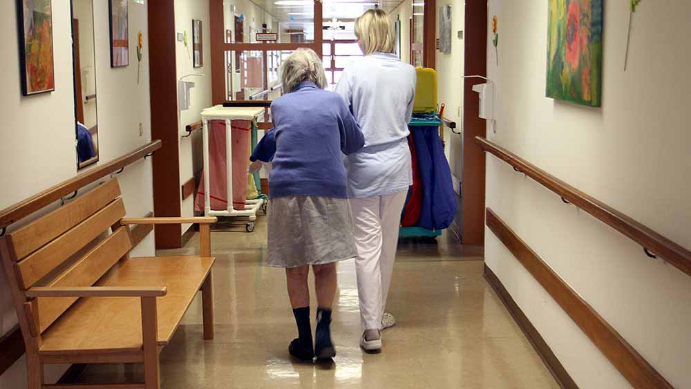 Die Verbraucherinitiative Aeternitas rät dazu, frühzeitig Vorsorge für einen möglichen Todesfall eines Angehörigen in einem Heim zu treffen