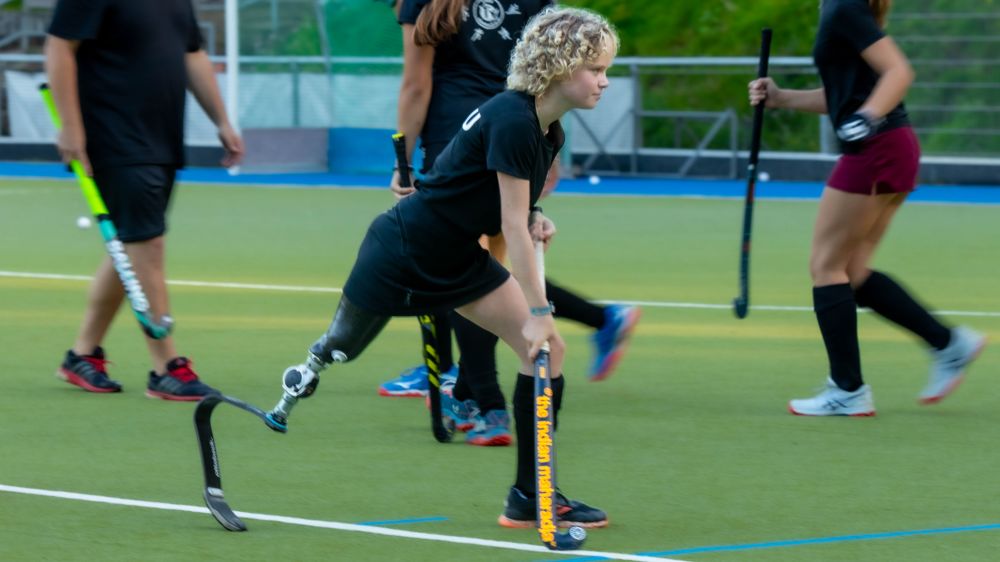 Sie macht fast alles mit - Annika Wein beim Hockeytraining des THC Hanau