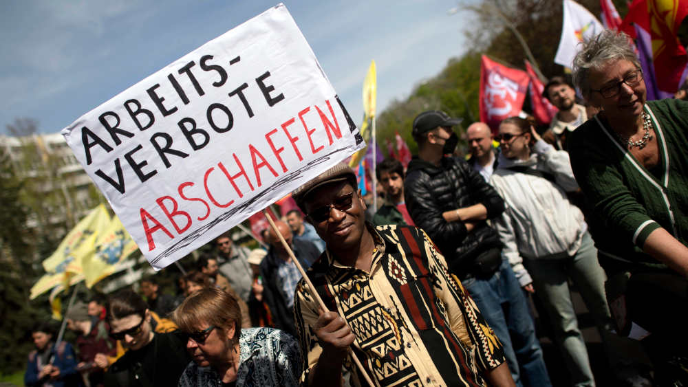 Der Osnabrücker Migrationsforscher Jochen Oltmer fordert ein Aufenthaltsrecht für in Deutschland arbeitende Asylbewerber. Hier eine Demo vom 1. Mai 2023 (Archivbild) 