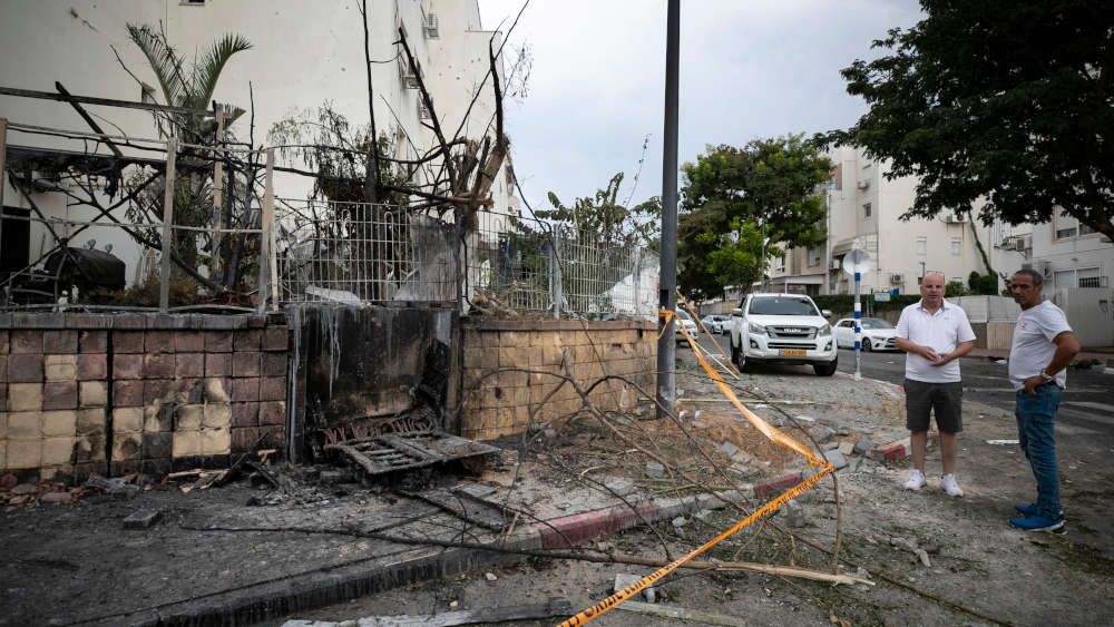 In Aschkelon wurde eine Straße durch eine aus dem Gazastreifen abgefeuerte Rakete beschädigt