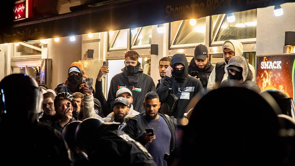 Menschen nehmen einer Demonstration pro Palästina in Neukölln in Berlin teil.