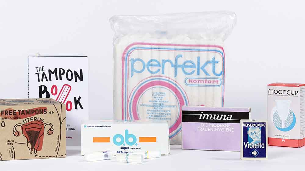 Die Ausstellung zeigt Menstruationsprodukte aus mehreren Jahrzehnten