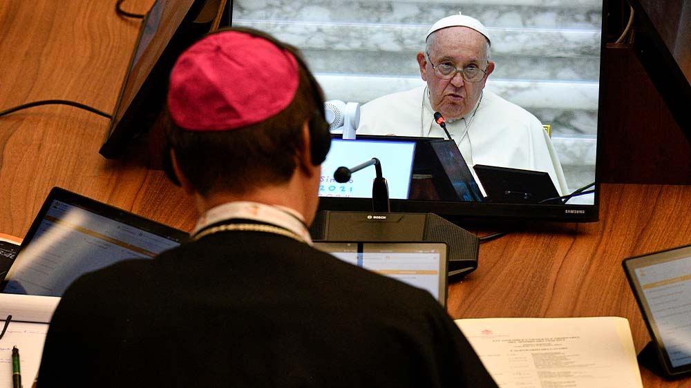Teilnehmer und Papst Franziskus auf dem Bildschirm während der Weltsynode im Vatikan (Foto vom 4. Oktober 2023)