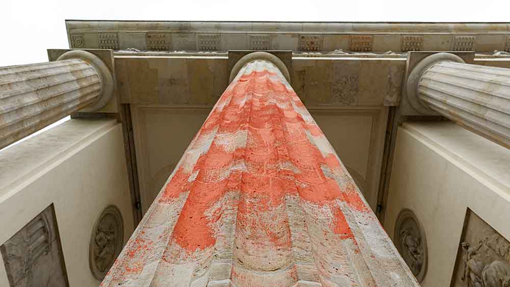 Die Rote Farbe lässt sich nur schwer vom Brandenburger Tor entfernen