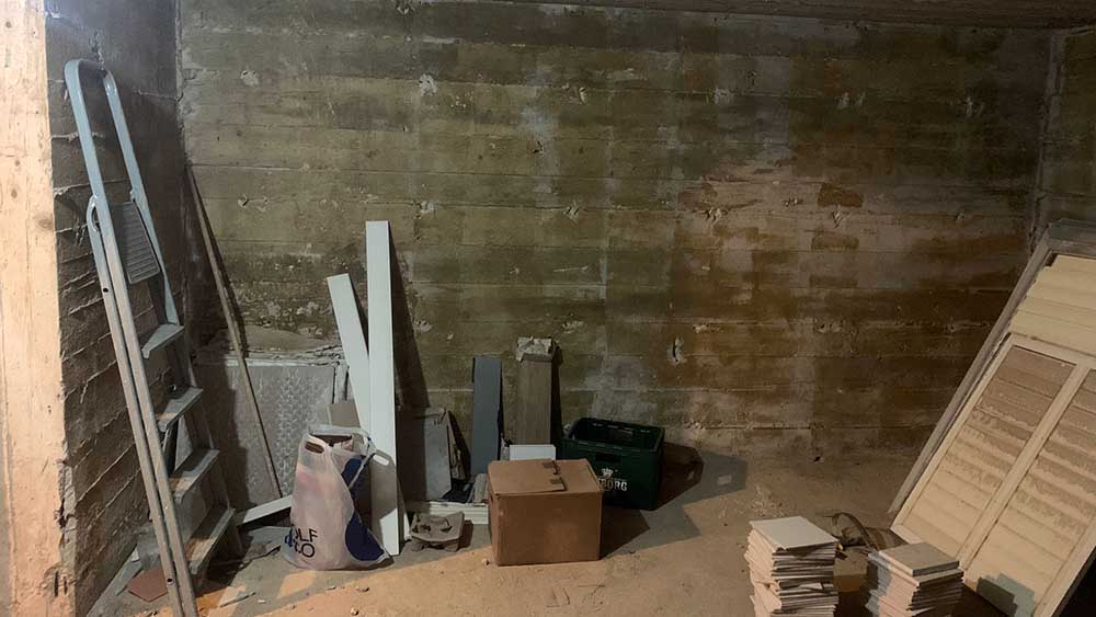 In diesen kargen Schutzbunker hat sich Marion Gardei zusammen mit ihrer Tochter und Nachbarn mehrfach gerettet