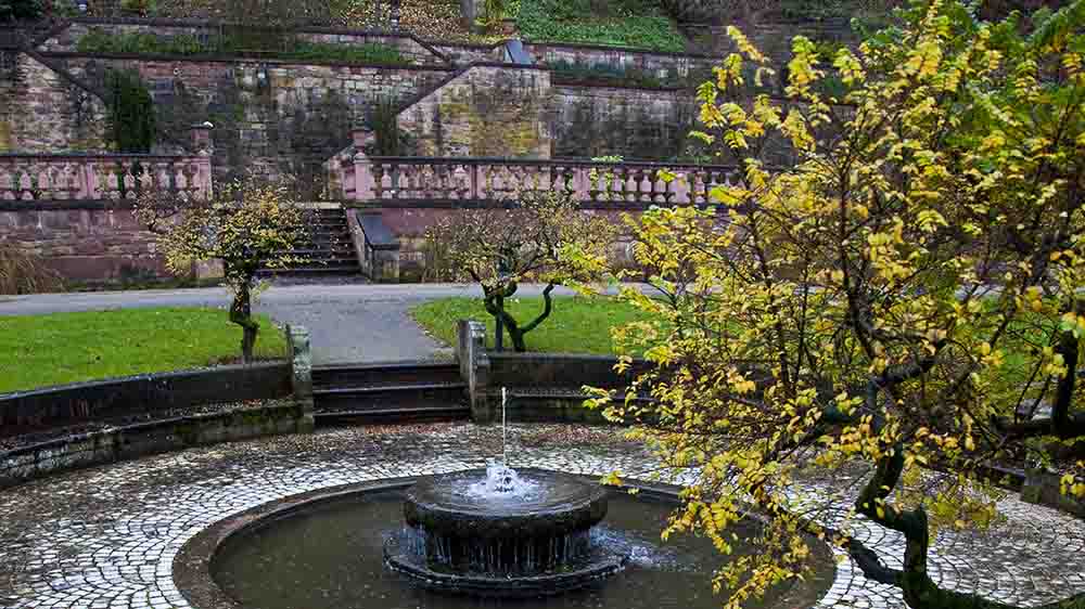 Blick in den Garten des Klosters Triefenstein der Christusträger Bruderschaft im Spessart