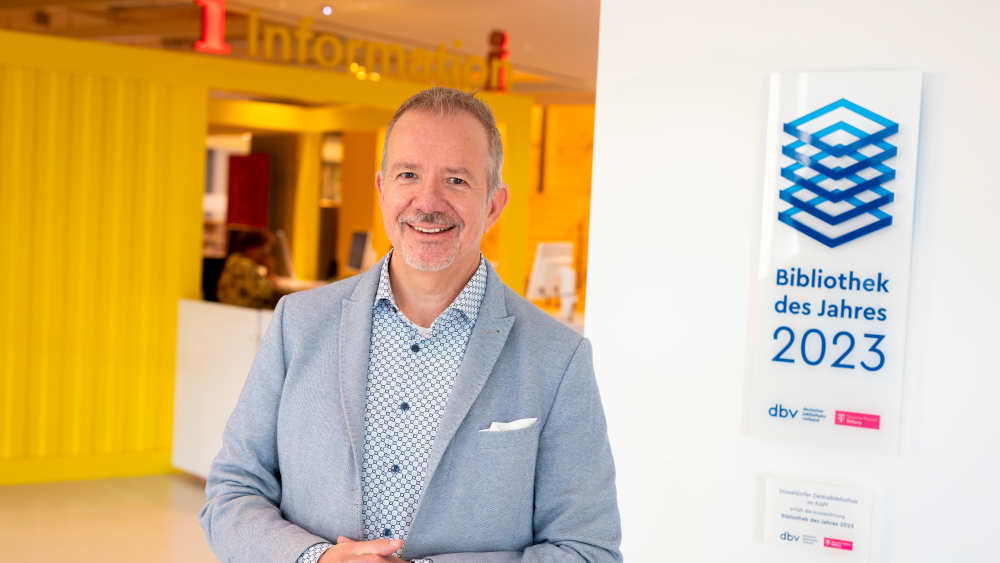Stephan Schwering, Leiter der Zentralbibliothek der Stadt, sie die Düsseldorfer Zentralbibliothek, die 2023 als „Bibliothek des Jahres“ ausgezeichnet wurde