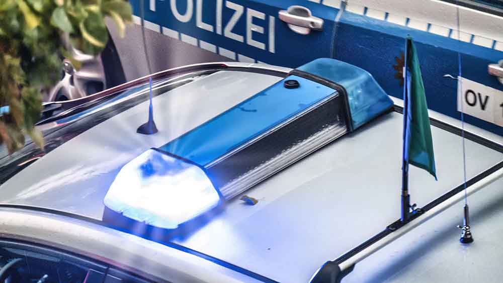 Nahaufnahme eines Blaulichts an einem Polizeiwagen