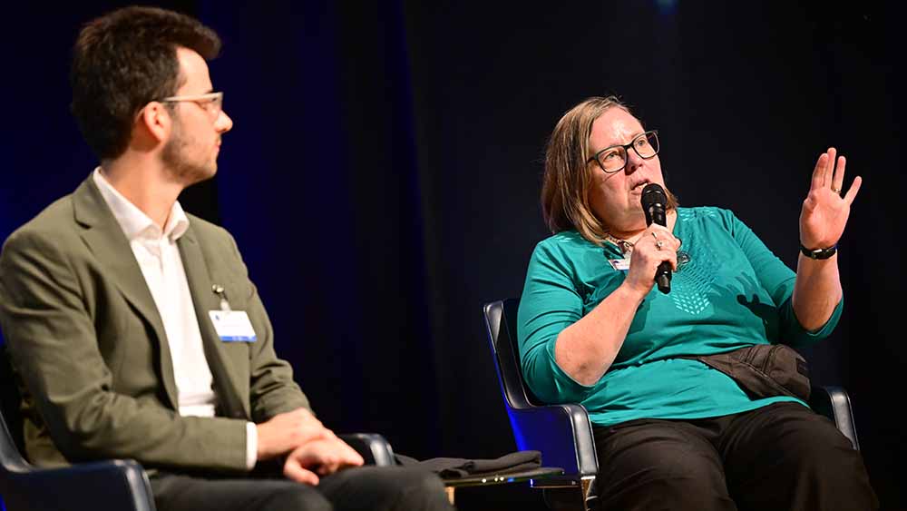 Informatikerin Debora Weber-Wulff diskutiert auf dem Kongress mit dem Journalisten Gregor Schmalzried