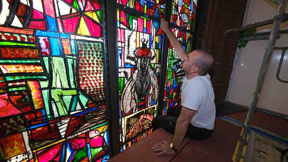Glasbauer Kristof Kuhn vor dem umstrittenen Reformationsfenster
