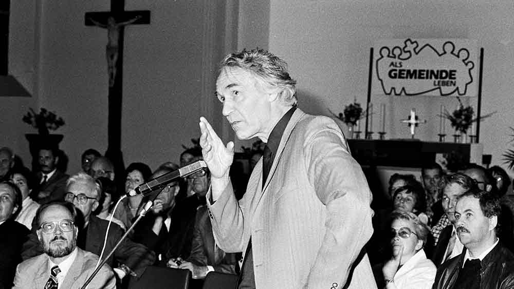 Immer engagiert: Gottfried Forck bei einer Synode in Dessau (Sachsen-Anhalt) im September 1988