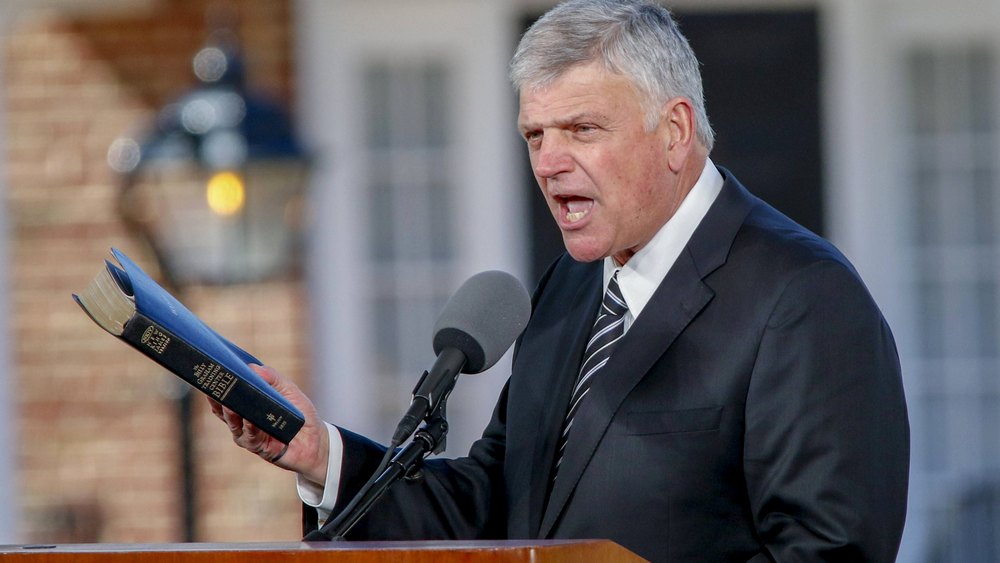 Bei seinen Auftritten hält Franklin Graham gern eine Bibel in der Hand