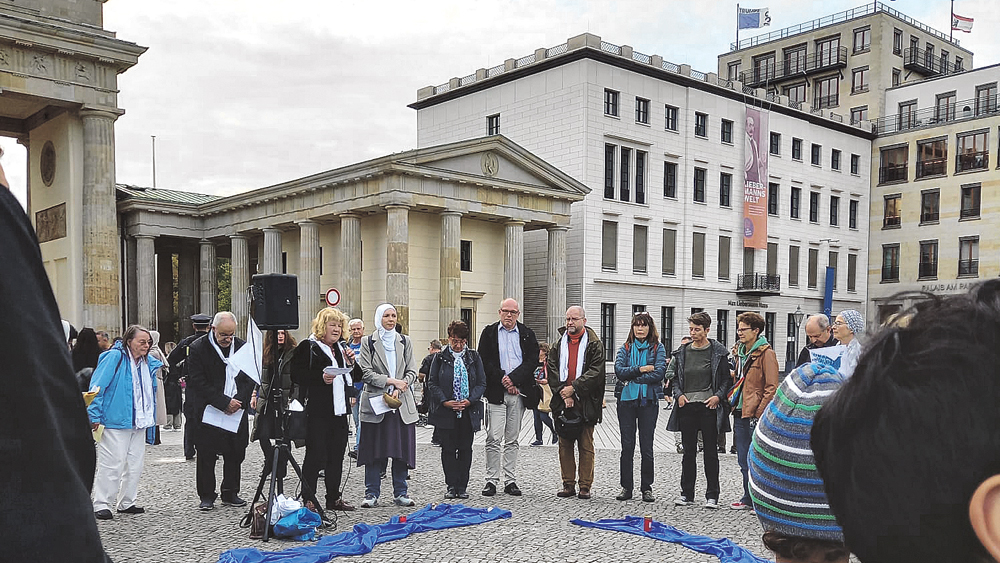 Am Brandenburger Tor versammelten sich Menschen für den Frieden