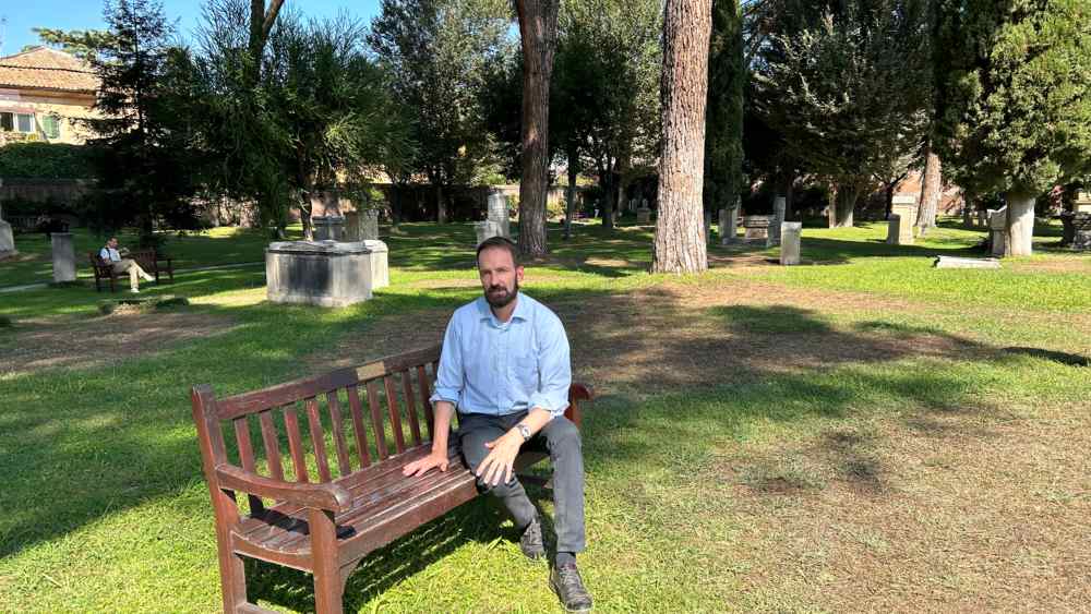 Zwischen Keats und August Goethe: Pfarrer Michael Jonas auf dem Friedhof Cimitero Acattolico