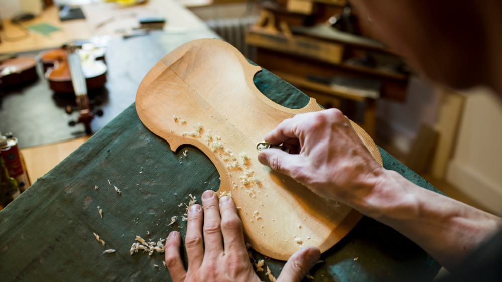 Dienst an der Geige - Martin Schleske bei der Arbeit