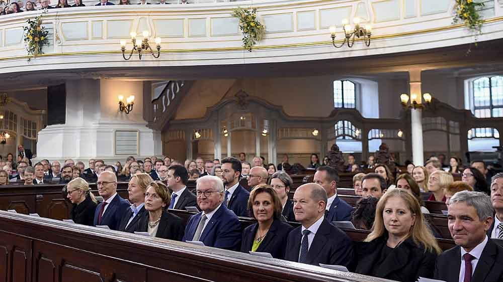 Zahlreiche Spitzenpolitiker um Bundespräsident Steinmeier und Bundeskanzler Scholz waren beim Gottesdienst dabei