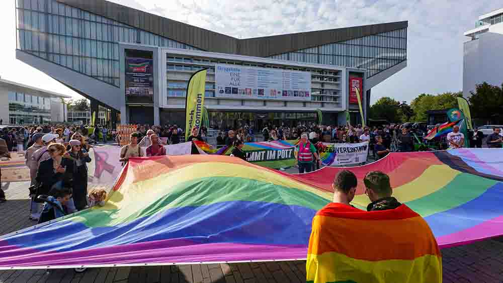 Vor der Essener Grugahalle demonstrierten queere Menschen gegen den Auftritt Grahams