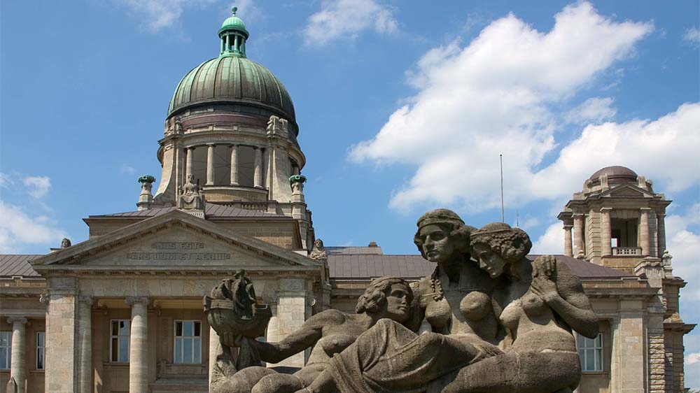 Vor dem Hanseatischen Oberlandesgericht in Hamburg müssen sich zwei Syrer wegen Terrorverdachts verantworten