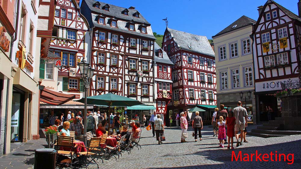Innenstadt mit Cafés und Geschäften