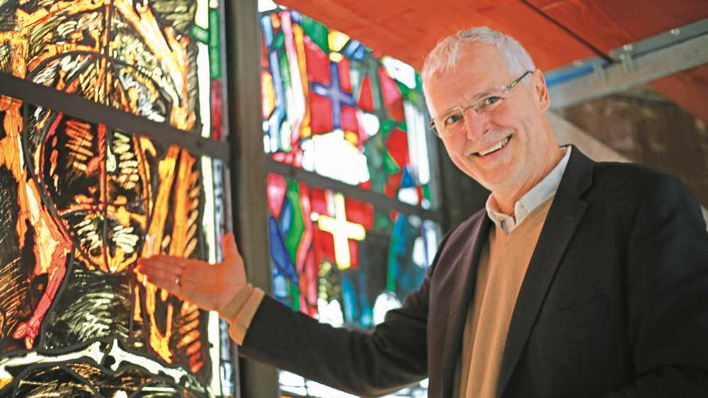 Marktkirchenpastor Marc Blessing zeigt auf eine ausgemergelte Figur. Stellt das umstrittene Lüpertz-Fenster Jesus Christus dar?