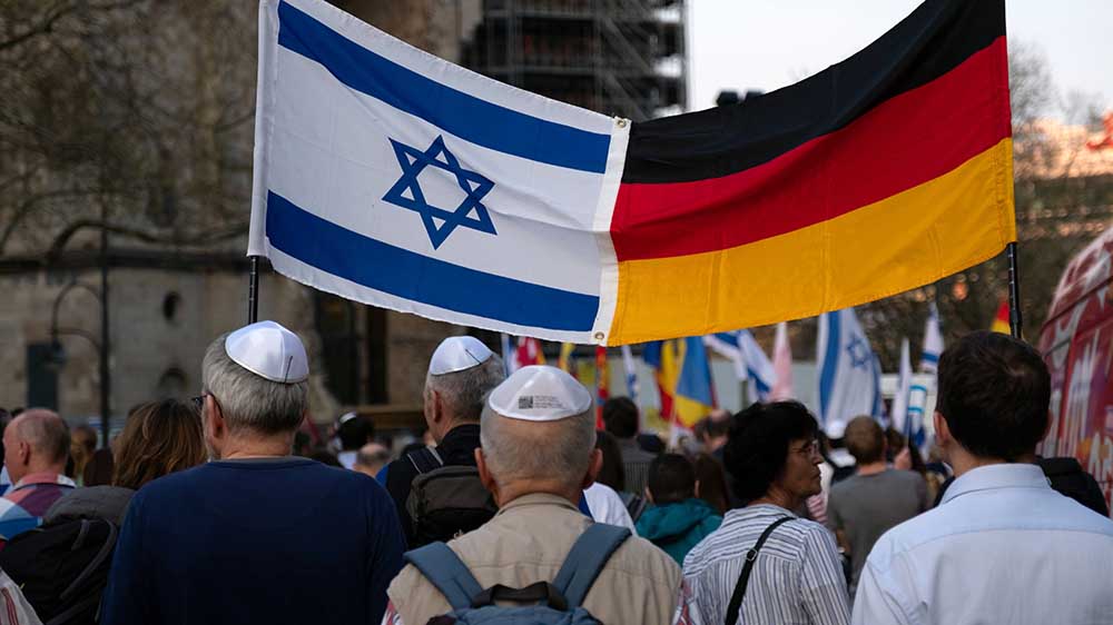 Mit einer neuen Fernseh-Kampagne setzen Prominente aus Politik, Kultur und Gesellschaft ein Zeichen gegen Antisemitismus und stärken den Kampf gegen Hass im digitalen Raum