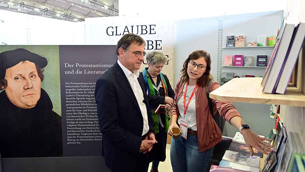 Medienbischof Volker JUng hat die Frankfurter Buchmesse besucht