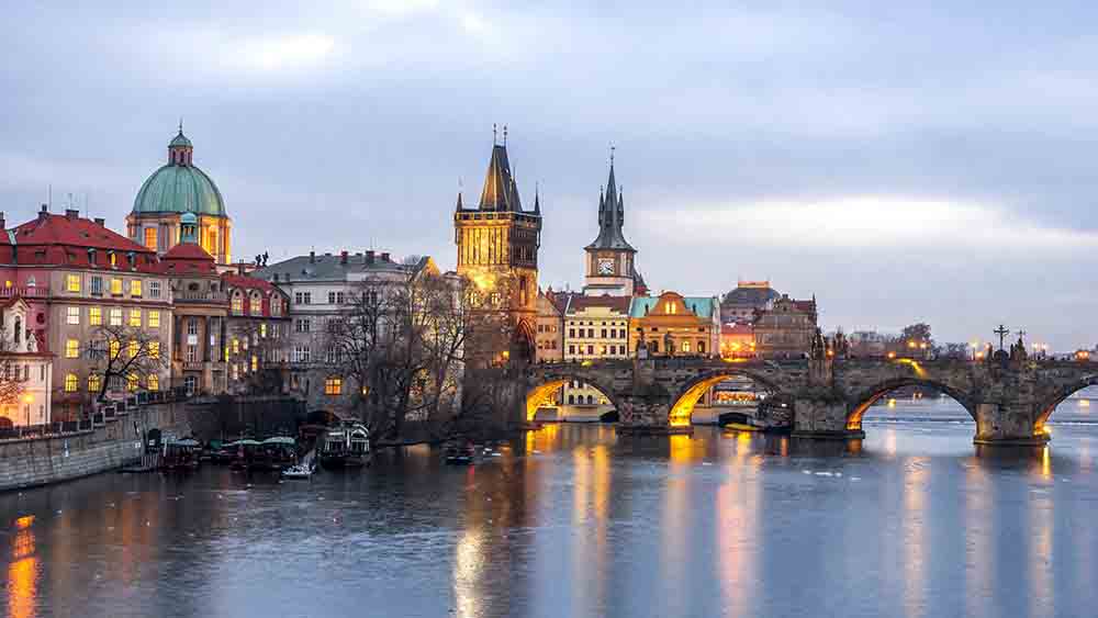 Tschechien, hier die Karlsbrücke in Prag, wird Partnerland der Frankfurter Buchmesse