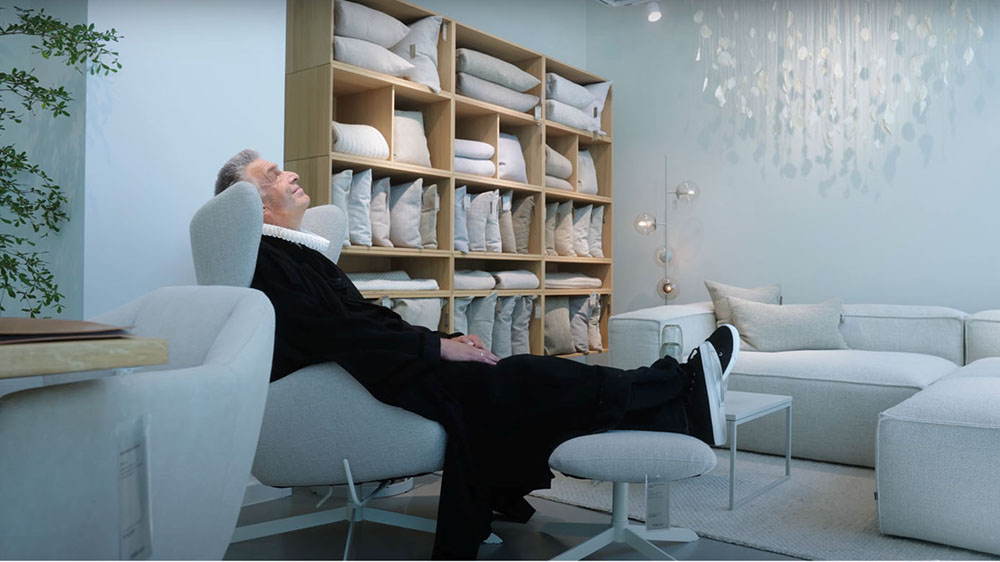 Im Talar im Möbelgeschäft in der Kirche - die Ausstellung "Heilige Geschäfte" provoziert.