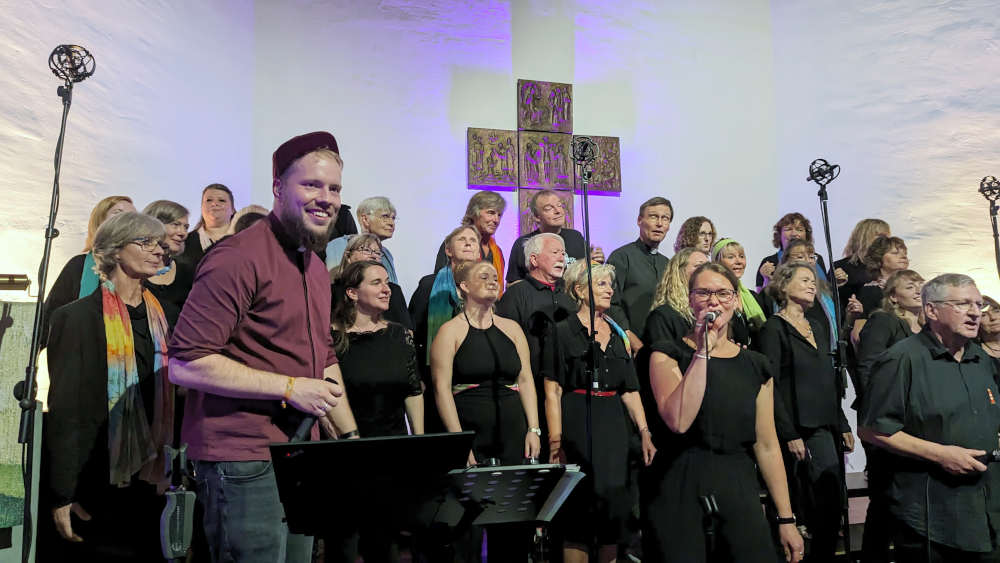 Bei "Gospel meets Hip-Hop" trifft Kirchenmusik auf Straßen-Beats in der Martin-Luther-Kirche in Bad Schwartau.