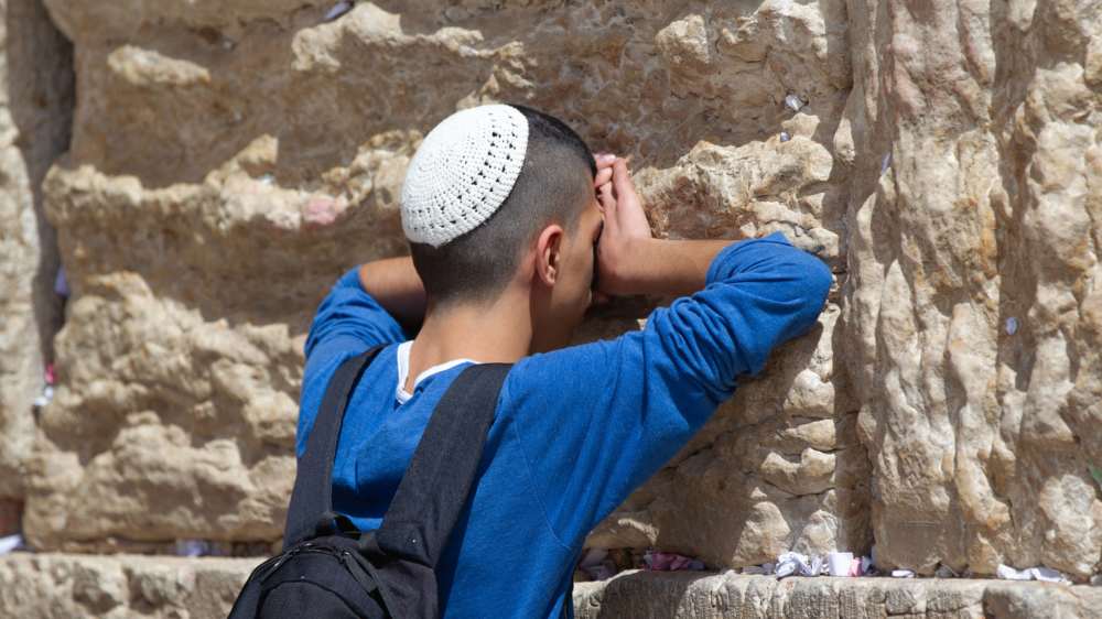 Ein Jude betet an der „Kotel“, der Klagemauer in Jerusalem