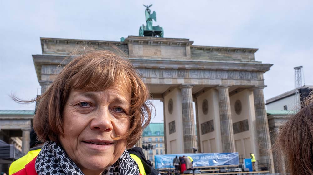Die Ratsvorsitzende der Evangelischen Kirche in Deutschland, Annette Kurschus, bei der Kundgebung „Aufstehen gegen Terror, Hass und Antisemitismus - in Solidaritaet und Mitgefuehl mit Israel“ vor dem Brandenburger Tor in Berlin