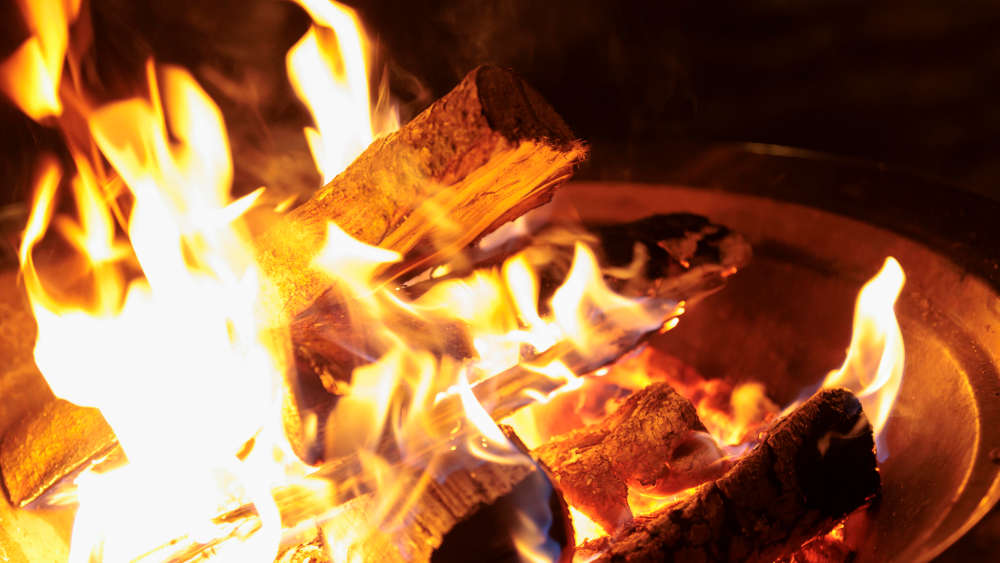 Image - Warum Menschen so gern am Feuer zusammenkommen