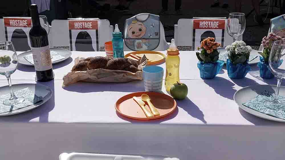 Image - Aktion für Geiseln: Jüdische Gemeinde baut 220 leere Stühle auf