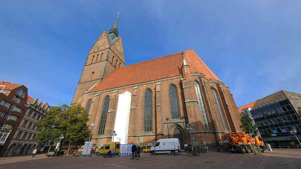Ein Fenster der Marktkirche in Hannover ist momentan abgedeckt