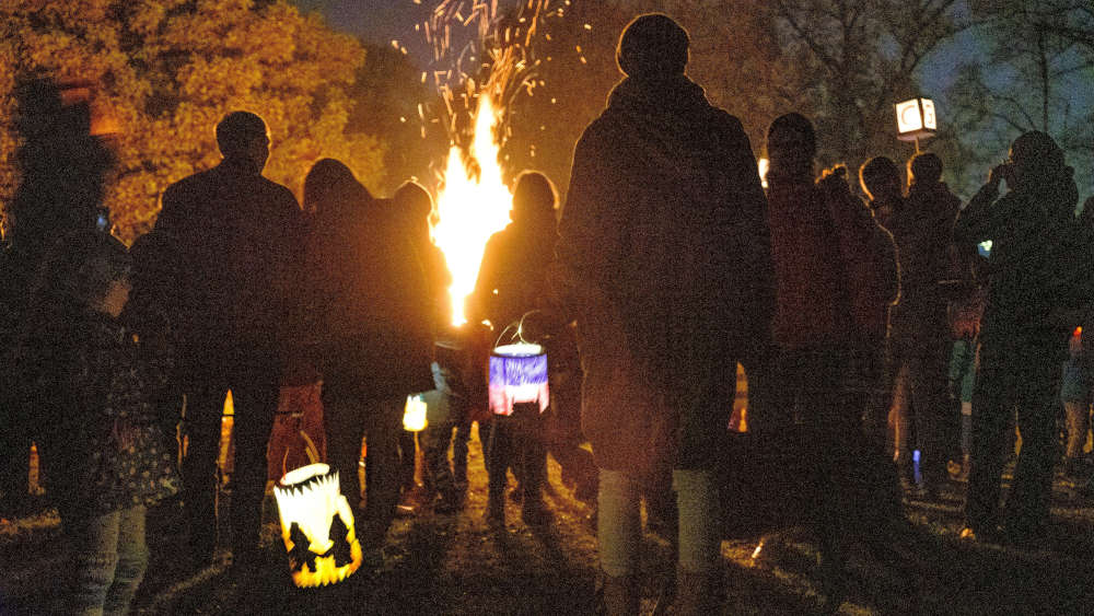 Das traditionelle Martinsfeuer wird wieder vielerorts am 11. November entzündet