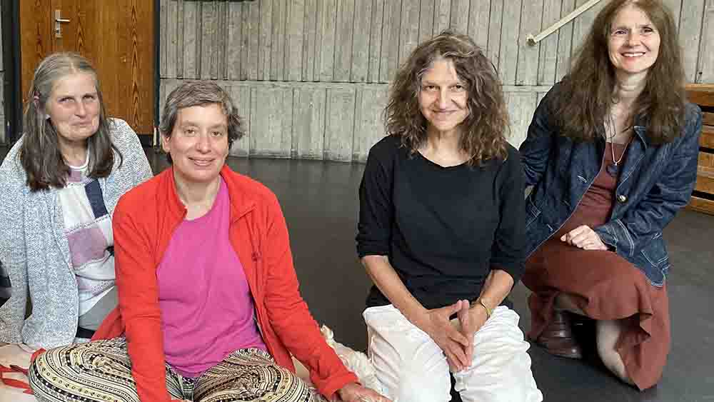 Beim Meditieren in der Hamburger Christuskirche: Donas Frauchen Francoise Diaz (2. v.l.) und Kursleiterin Odette El Ibiary (2. v.r.)