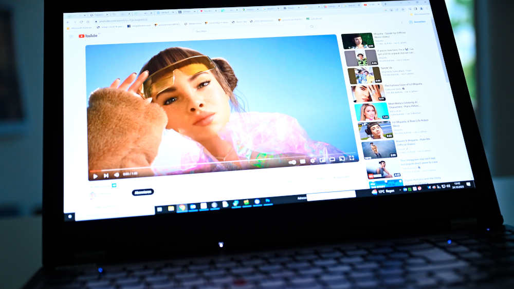 Nur auf den ersten Blick sieht Miquela Sousa aus wie eine typische Influencerin. Doch auf den zweiten Blick wird klar, dass Lil Miquela kein Mensch ist. Sie ist ein virtuell programmierter Avatar