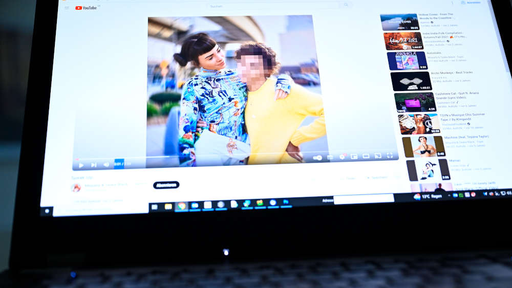 Avatar-Influencerin Miquela Sousa (Lil Miquela) auf Youtube trägt zwei Zöpfe, hat Sommersprossen im Gesicht und wenn sie lacht, ist eine kleine Zahnlücke zu sehen